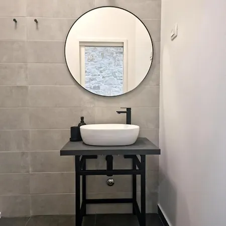 Central Studio Apartment *